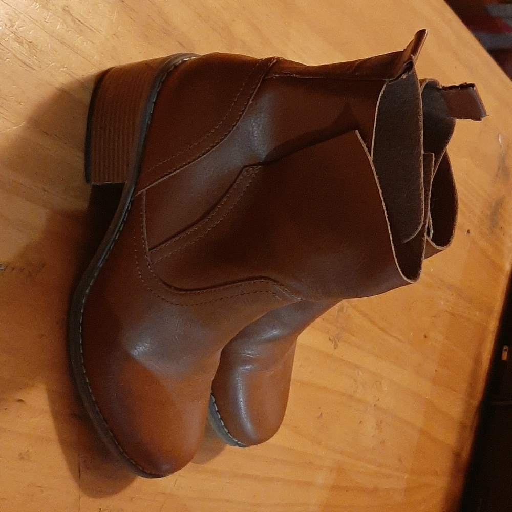 Womens brown boots.  Size 8 New Mossimo